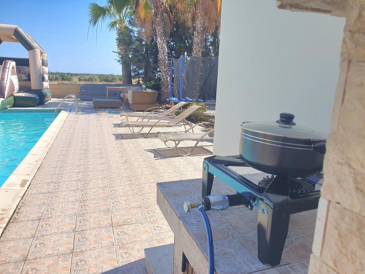 Larnaca Mansion Ideal For 3 Families Or More Exterior photo