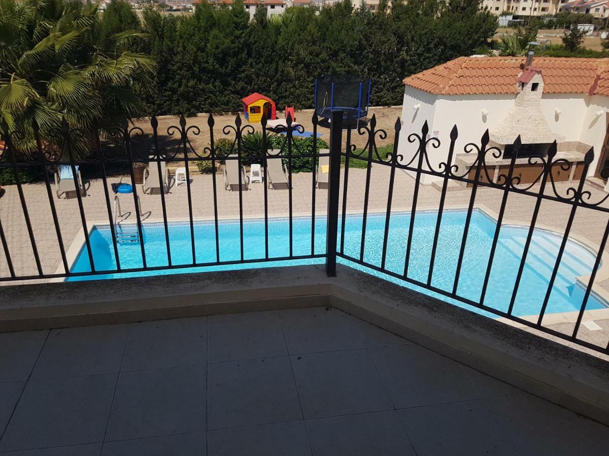 Larnaca Mansion Ideal For 3 Families Or More Exterior photo