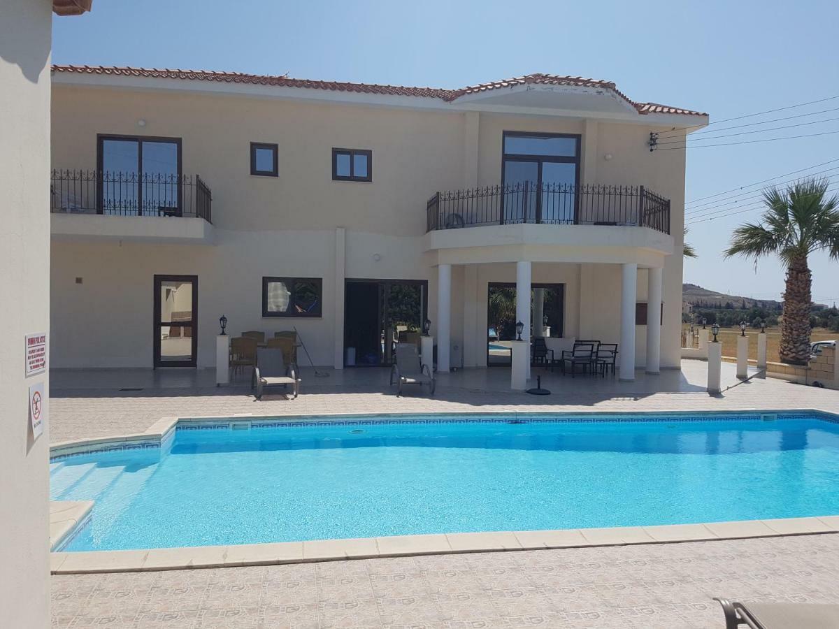 Larnaca Mansion Ideal For 3 Families Or More Exterior photo
