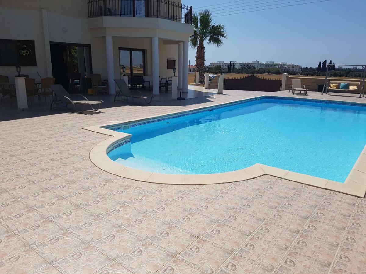 Larnaca Mansion Ideal For 3 Families Or More Exterior photo
