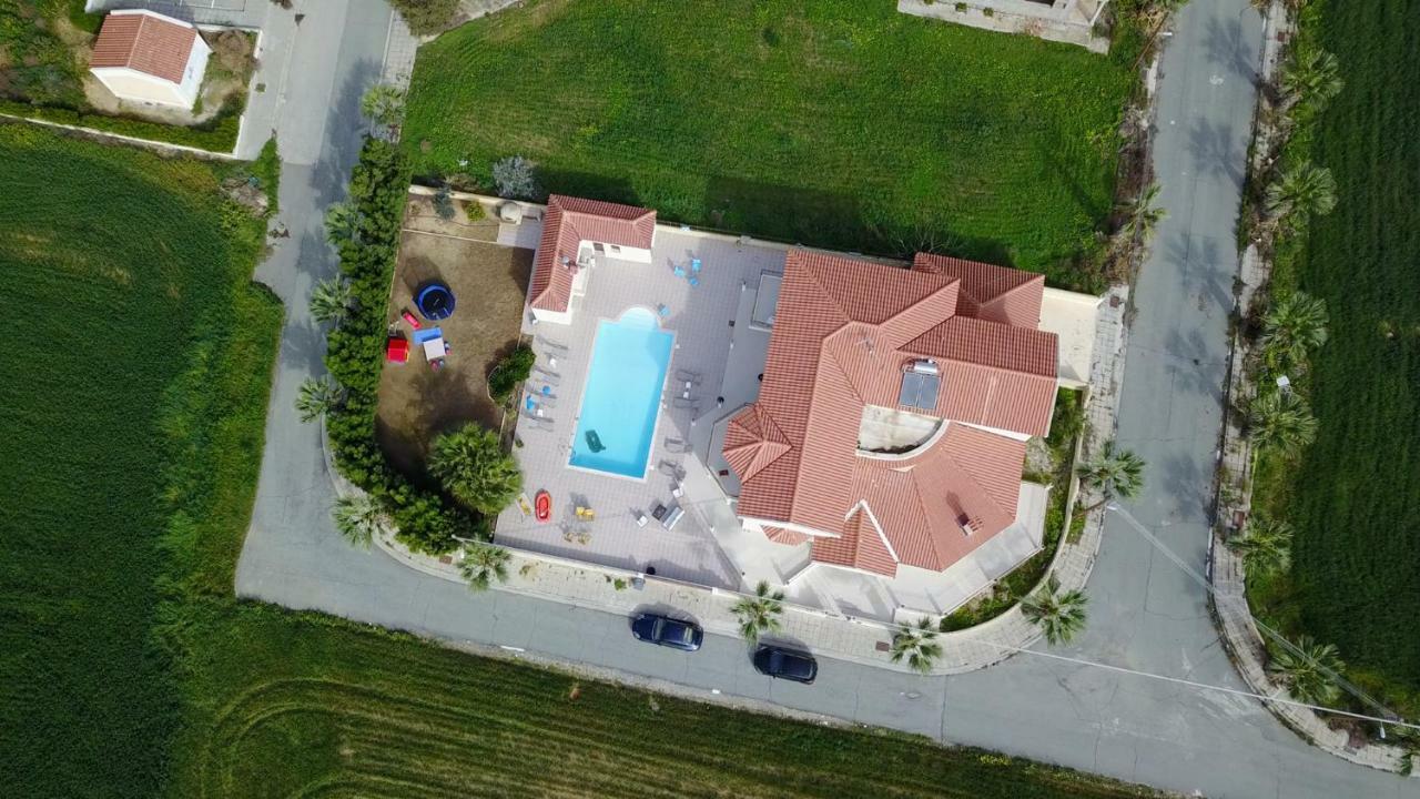 Larnaca Mansion Ideal For 3 Families Or More Exterior photo