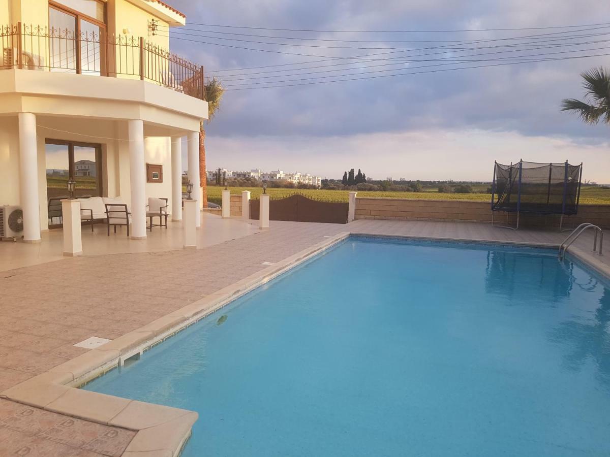 Larnaca Mansion Ideal For 3 Families Or More Exterior photo